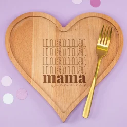 Personalisiertes Frühstücksbrettchen in Herzform aus Holz mit Gravur | Muttertagsgeschenk für Mama