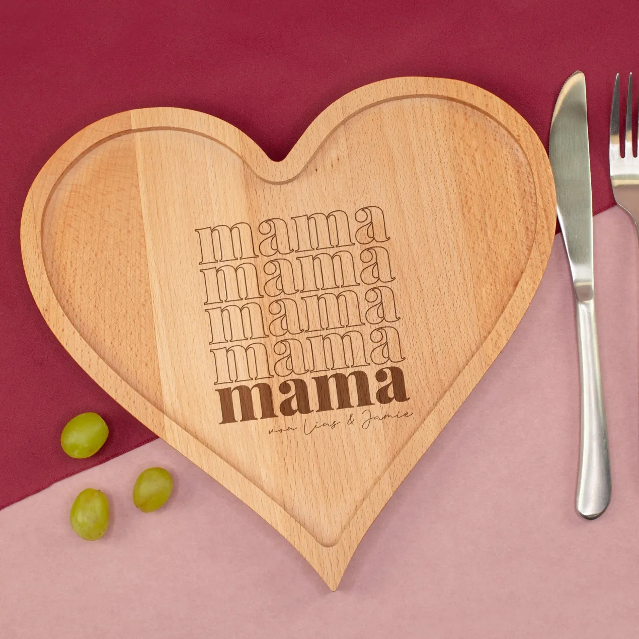 Personalisiertes Frühstücksbrettchen in Herzform aus Holz mit Gravur | Muttertagsgeschenk für Mama