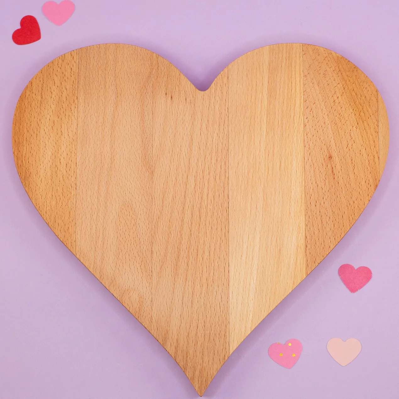 Personalisiertes Frühstücksbrettchen in Herzform aus Holz mit Gravur | Muttertagsgeschenk für Mama