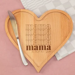 Personalisiertes Frühstücksbrettchen in Herzform aus Holz mit Gravur | Muttertagsgeschenk für Mama
