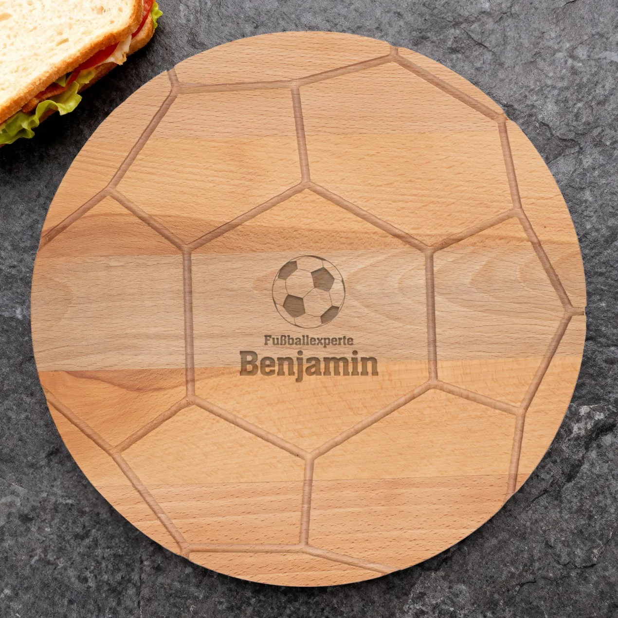 Personalisiertes Frühstücksbrettchen aus hochwertigem Buchenholz im Fußballdesign mit Wunschtext & Name