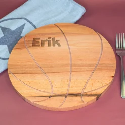 Personalisiertes Frühstücksbrettchen & Servierbrett mit Basketball-Motiv und Name aus Buchenholz