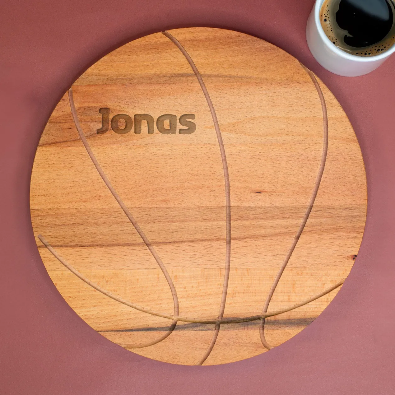 Personalisiertes Frühstücksbrettchen & Servierbrett mit Basketball-Motiv und Name aus Buchenholz