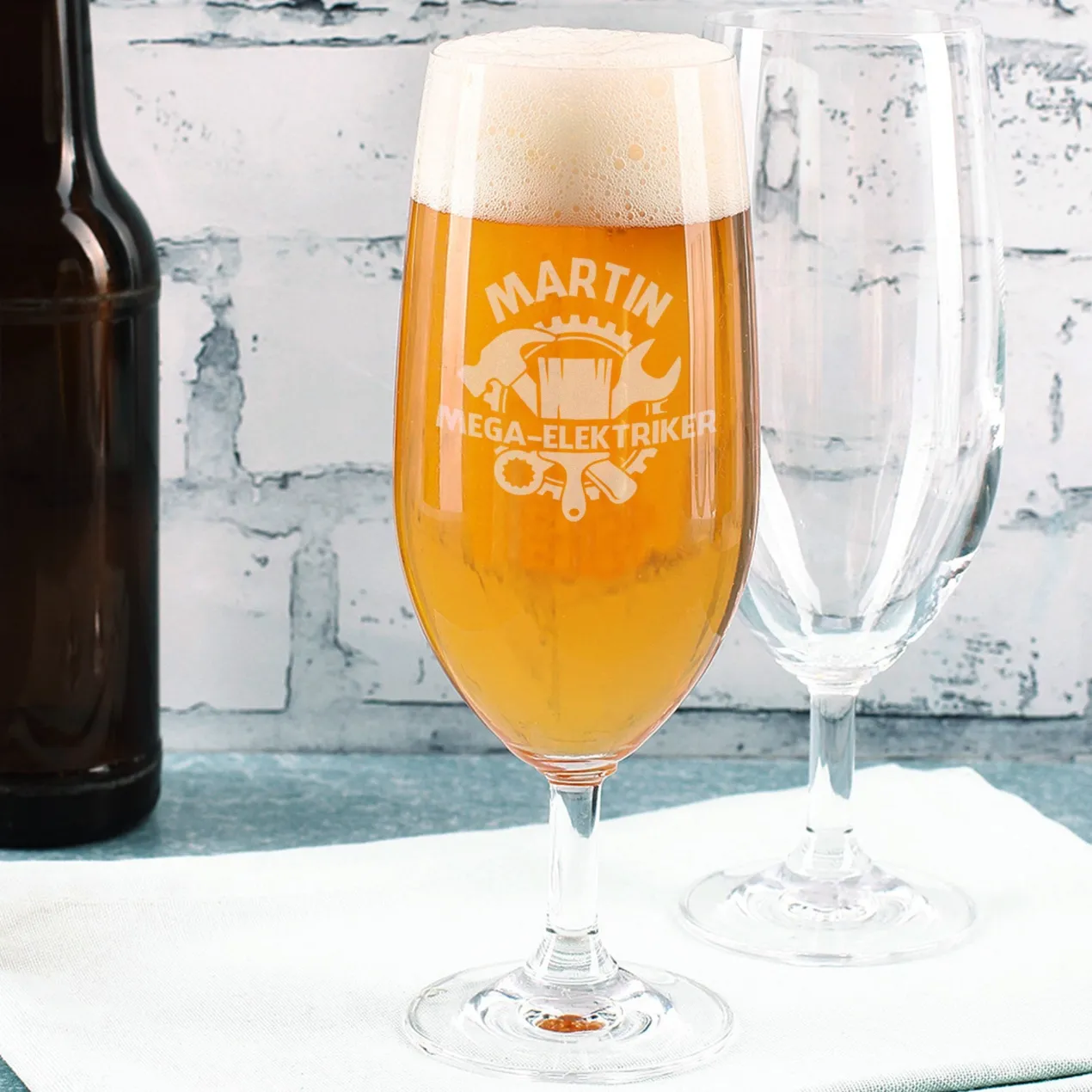 Personalisiertes Geschenkset für Handwerker | Präsentkorb mit Handtuch, Bierglas, Landbier, Nudeln & Pesto