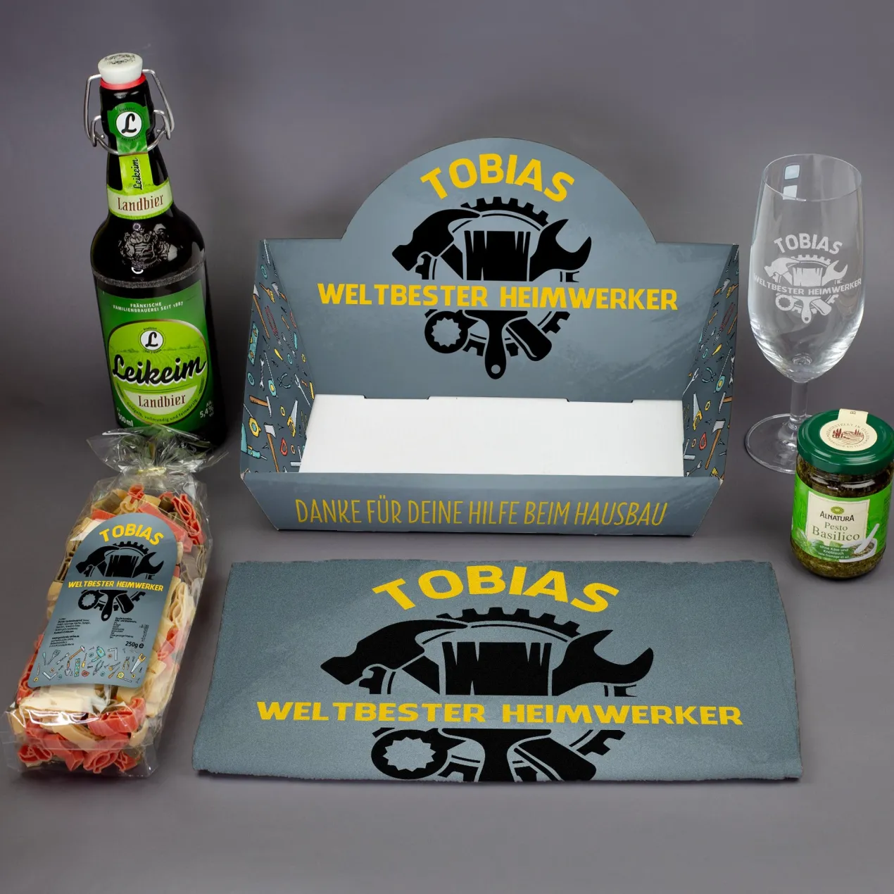 Personalisiertes Geschenkset für Handwerker | Präsentkorb mit Handtuch, Bierglas, Landbier, Nudeln & Pesto