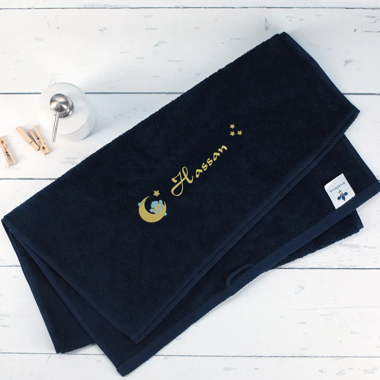 Personalisiertes Handtuch in Nachtblau bestickt mit orientalischem Motiv & Name | Ramadan Geschenk