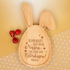 Personalisiertes Holzbrettchen in Hasen-Form mit Ostergruß & Wunschtext graviert aus Buchenholz