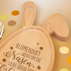 Personalisiertes Holzbrettchen in Hasen-Form mit Ostergruß & Wunschtext graviert aus Buchenholz