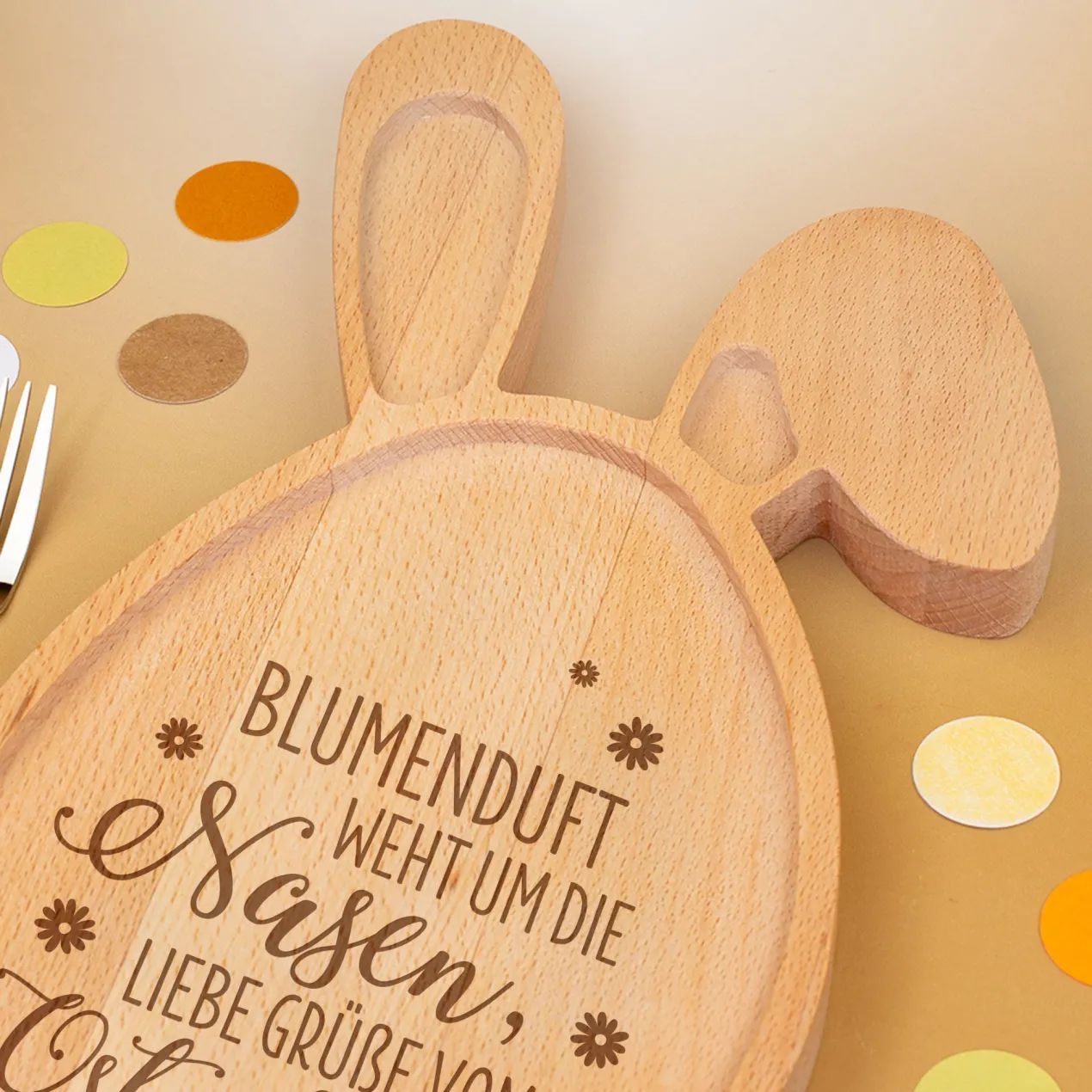 Personalisiertes Holzbrettchen in Hasen-Form mit Ostergruß & Wunschtext graviert aus Buchenholz