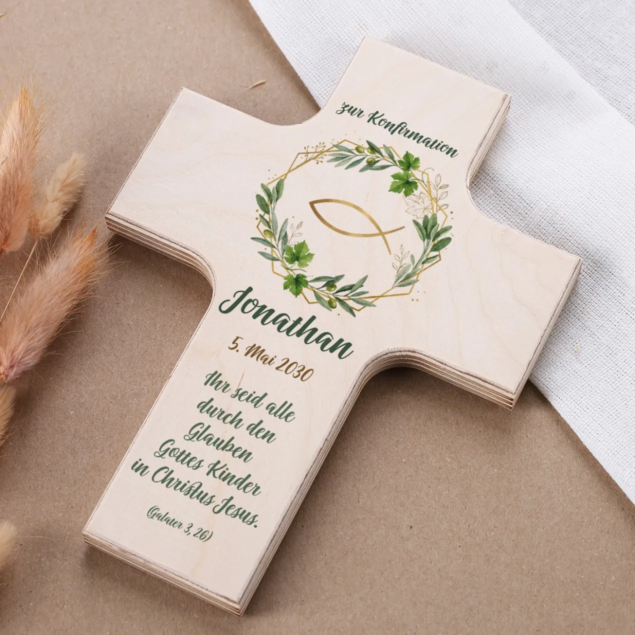 Personalisiertes Holzkreuz mit Ichthys Fisch & Blätterkranz | Geschenk für Taufe, Kommunion, Konfirmation