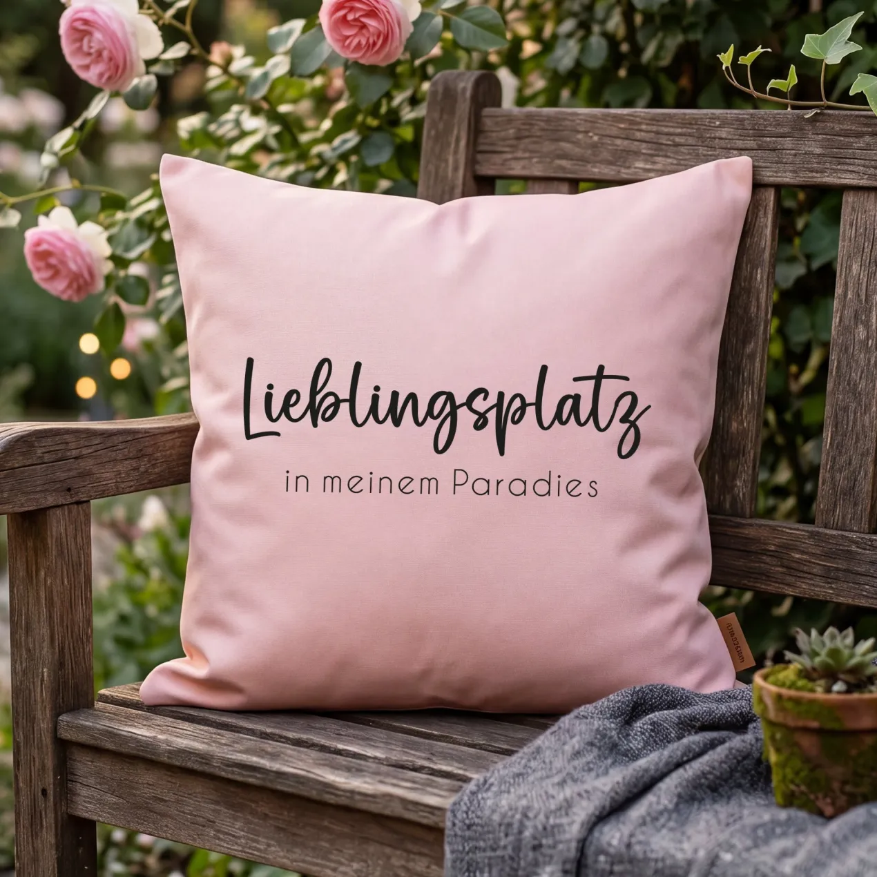Personalisiertes Kissen 'Lieblingsplatz' mit Wunschtext | Geschenk zum Einzug & Hausbau für Wohnung