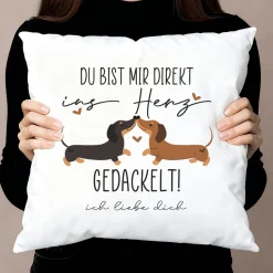Personalisiertes Kissen mit Dackel-Motiv & Wunschtext zum Valentinstag | Ins Herz gedackelt!