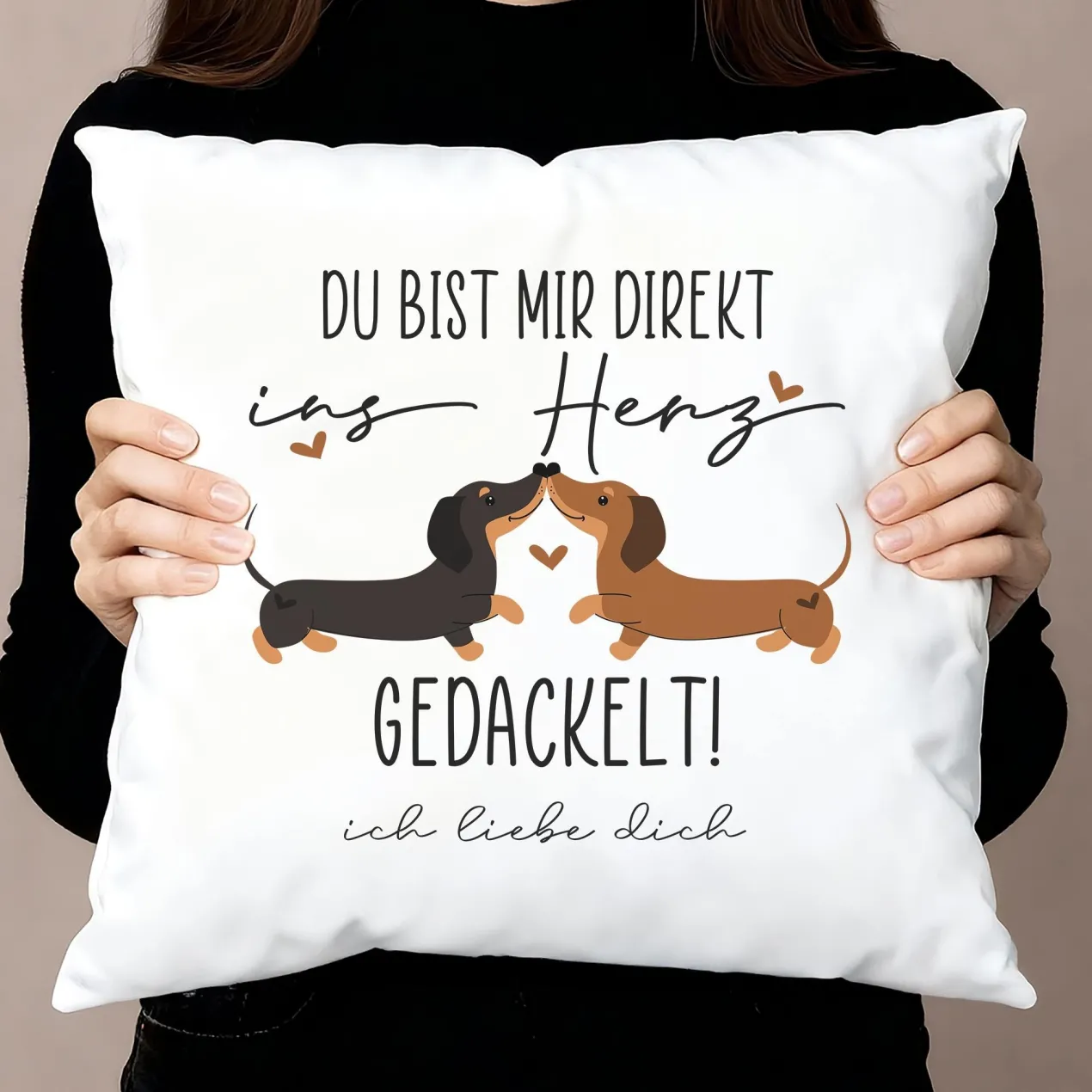 Personalisiertes Kissen mit Dackel-Motiv & Wunschtext zum Valentinstag | Ins Herz gedackelt!