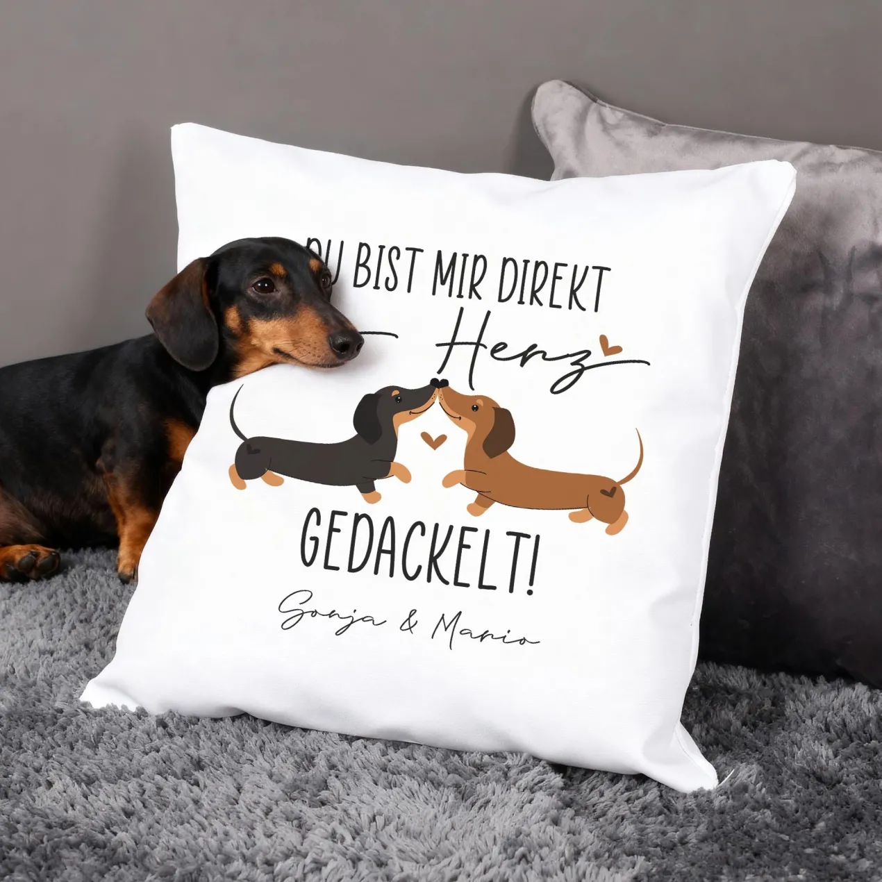 Personalisiertes Kissen mit Dackel-Motiv & Wunschtext zum Valentinstag | Ins Herz gedackelt!
