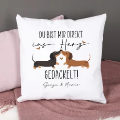 Personalisiertes Kissen mit Dackel-Motiv & Wunschtext zum Valentinstag | Ins Herz gedackelt!