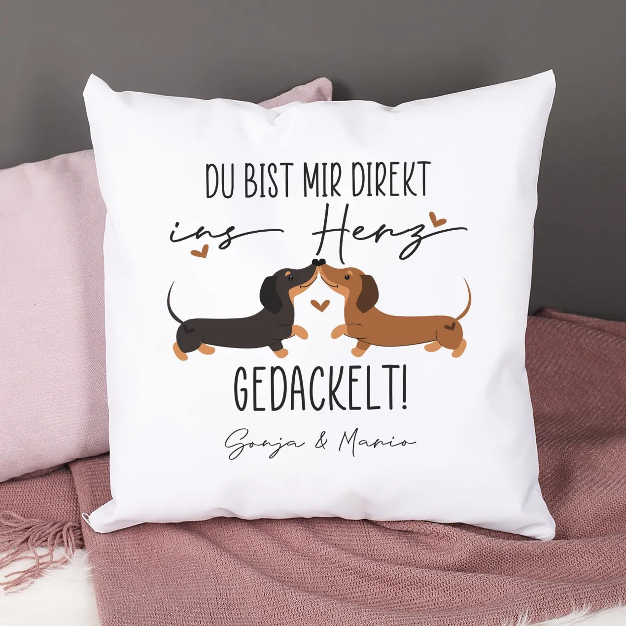 Personalisiertes Kissen mit Dackel-Motiv & Wunschtext zum Valentinstag | Ins Herz gedackelt!