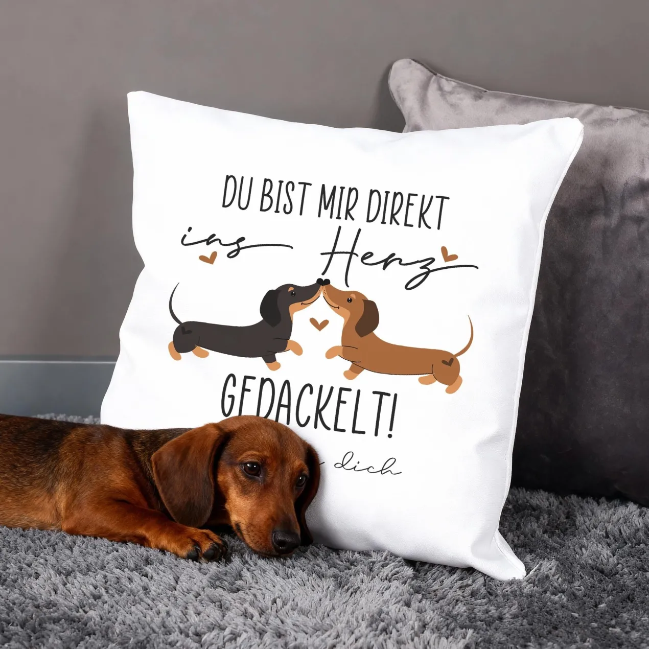 Personalisiertes Kissen mit Dackel-Motiv & Wunschtext zum Valentinstag | Ins Herz gedackelt!