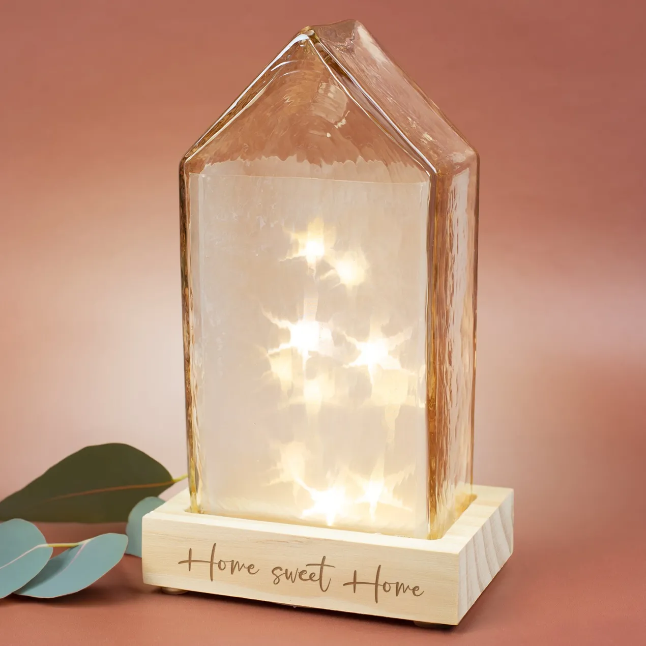 Personalisiertes LED-Dekohaus von Leonardo mit Wunschgravur auf Holzsockel | Dekolicht und Geschenk
