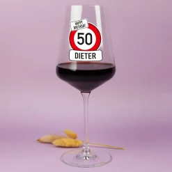 Personalisiertes Leonardo Weinglas zum Geburtstag mit Name & Alter im Verkehrszeichen-Design
