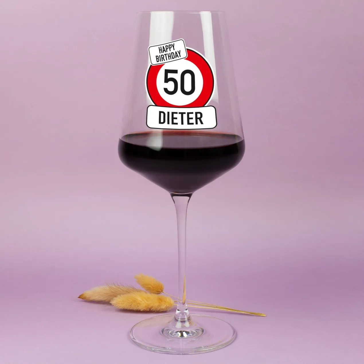 Personalisiertes Leonardo Weinglas zum Geburtstag mit Name & Alter im Verkehrszeichen-Design