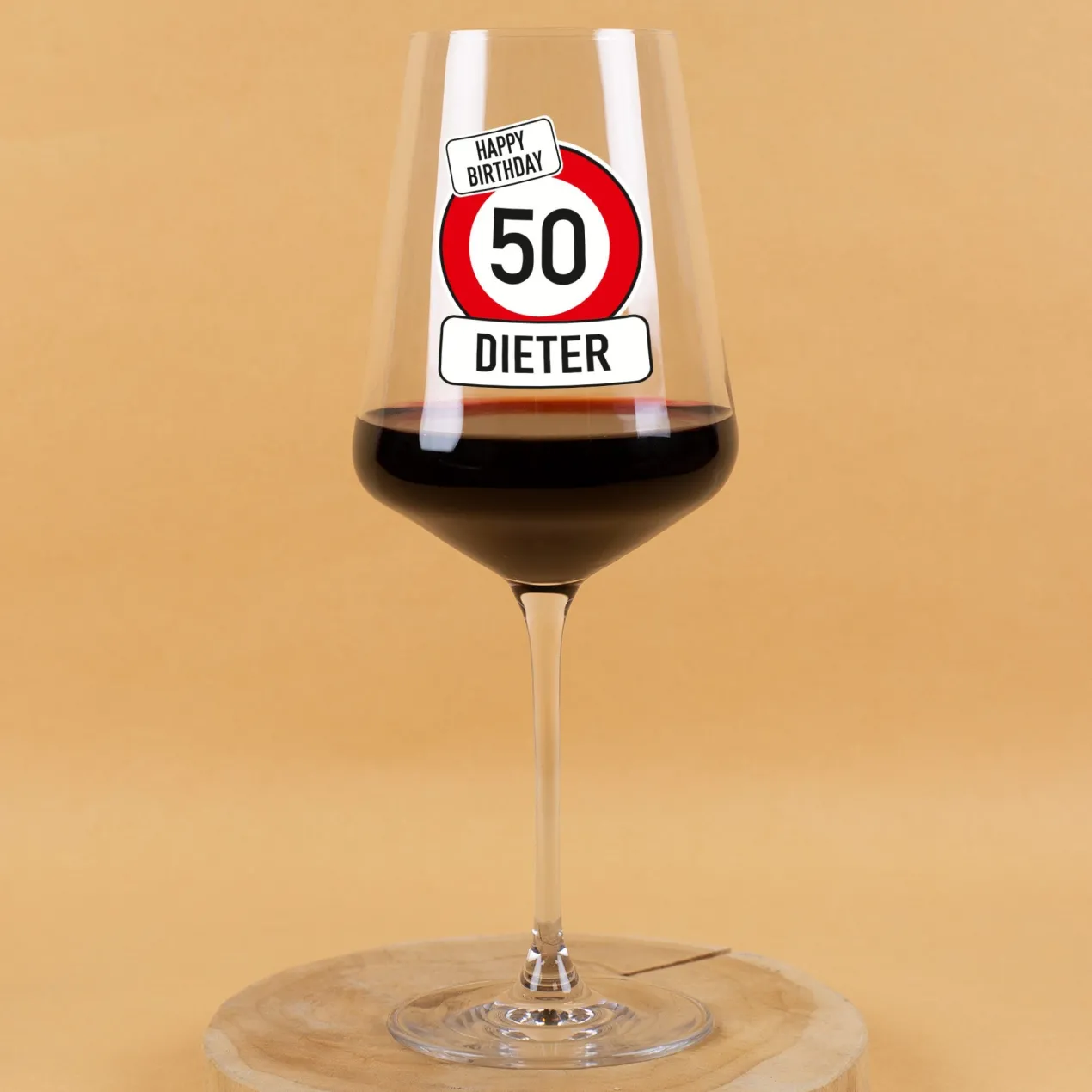 Personalisiertes Leonardo Weinglas zum Geburtstag mit Name & Alter im Verkehrszeichen-Design