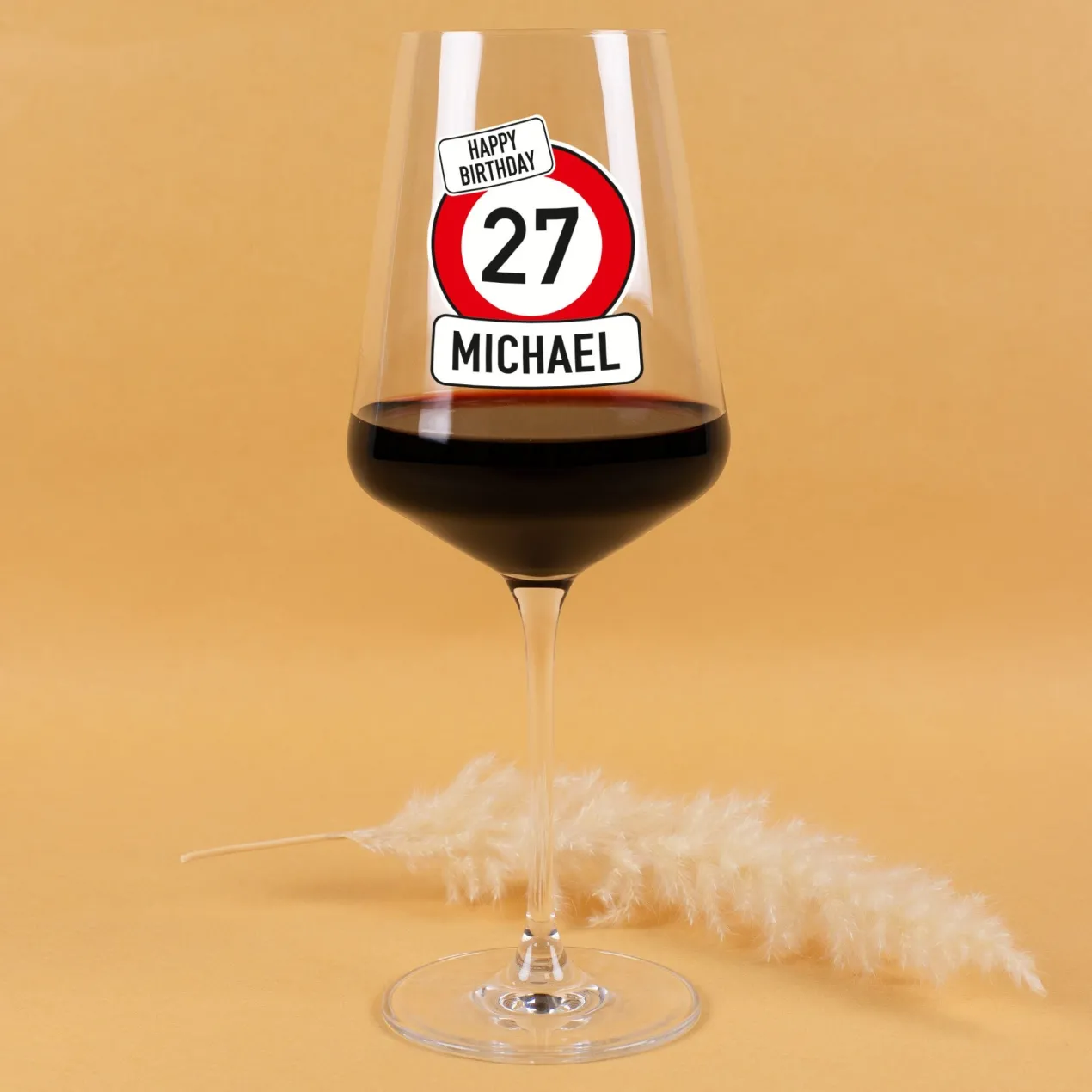 Personalisiertes Leonardo Weinglas zum Geburtstag mit Name & Alter im Verkehrszeichen-Design