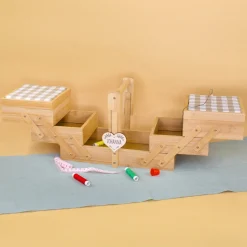 Personalisiertes Nähkästchen aus Bambus Holz mit Name | Nähkasten mit 5 Fächern & Nadelkissen