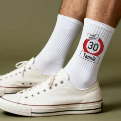 Personalisierte Socken zum Geburtstag mit Alter & Name im Verkehrsschild-Design | Witziges Geschenk