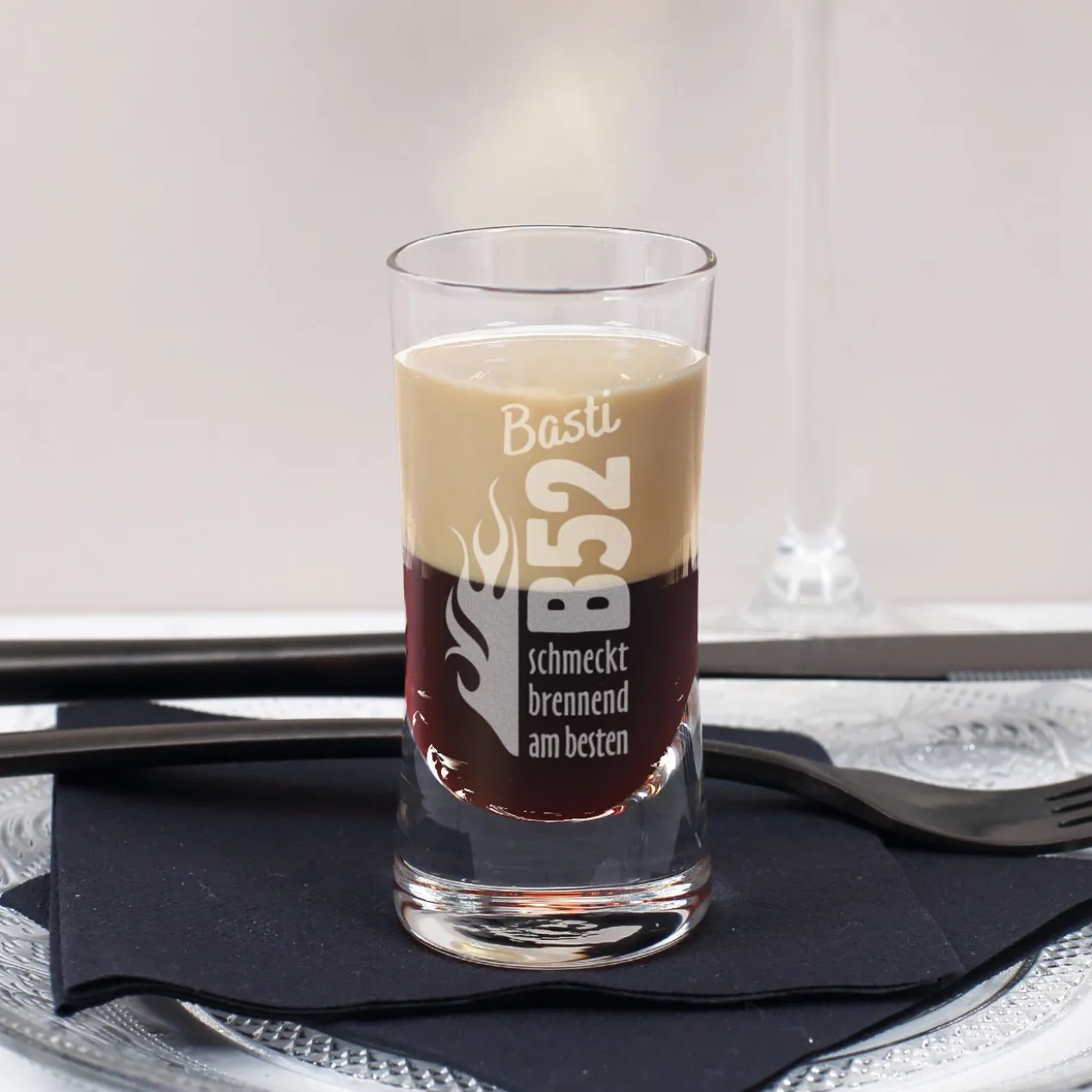 Personalisiertes Schnapsglas mit B52-Motiv und Wunschnamen