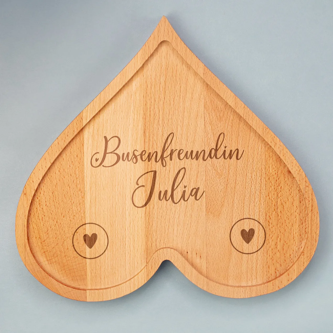 Personalisiertes Servierbrett 'Busenfreundin' aus Holz in Herzform | Geschenk für die beste Freundin