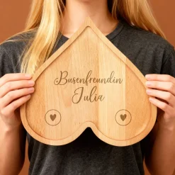 Personalisiertes Servierbrett 'Busenfreundin' aus Holz in Herzform | Geschenk für die beste Freundin