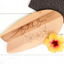 Personalisiertes Servierbrett in Surfbrett-Form mit Hibiskusgravur & Text | Holzbrett im Hawaii-Stil