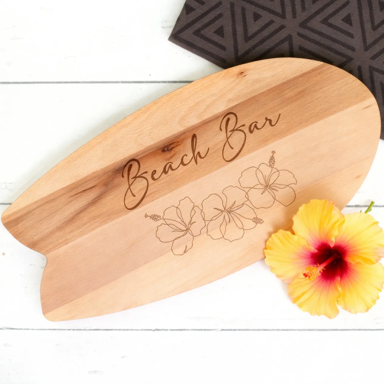 Personalisiertes Servierbrett in Surfbrett-Form mit Hibiskusgravur & Text | Holzbrett im Hawaii-Stil