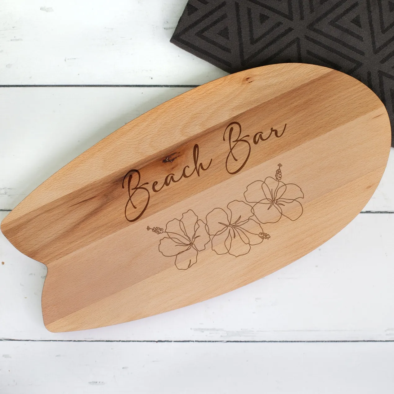 Personalisiertes Servierbrett in Surfbrett-Form mit Hibiskusgravur & Text | Holzbrett im Hawaii-Stil