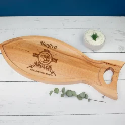 Personalisiertes Servierbrett 'Petri Heil' in Fischform für Angler | Holzbrett aus Buchenholz