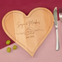 Personalisiertes Servierbrett aus Holz in Herzform – mit Gravur & Ringmotiv | Hochzeitsgeschenk