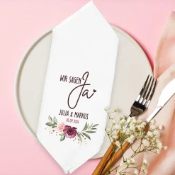 Personalisierte Stoffserviette zur Hochzeit 'Wir sagen Ja' mit Namen & Datum | Rosenmotiv Serviette