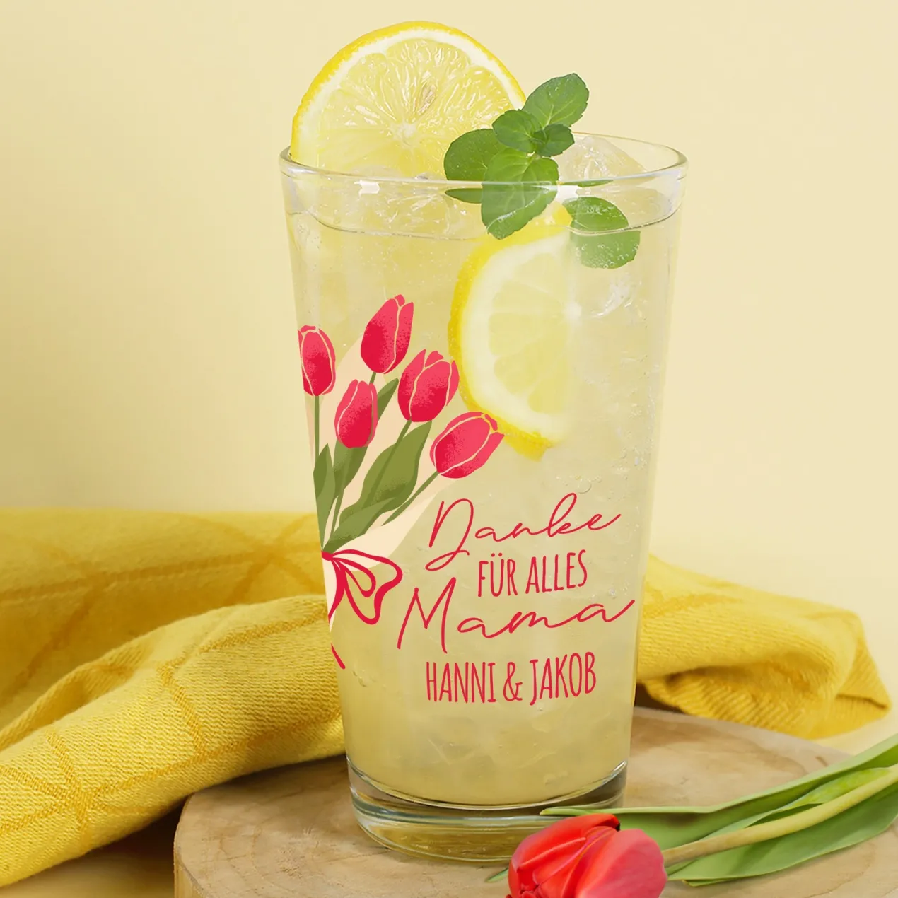 Personalisiertes Trinkglas für Mama | Leonardo Glas mit Tulpen als Muttertagsgeschenk