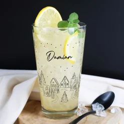 Personalisiertes Trinkglas mit Name und verschneiter Stadt | Geschenk zu Weihnachten | 300 ml