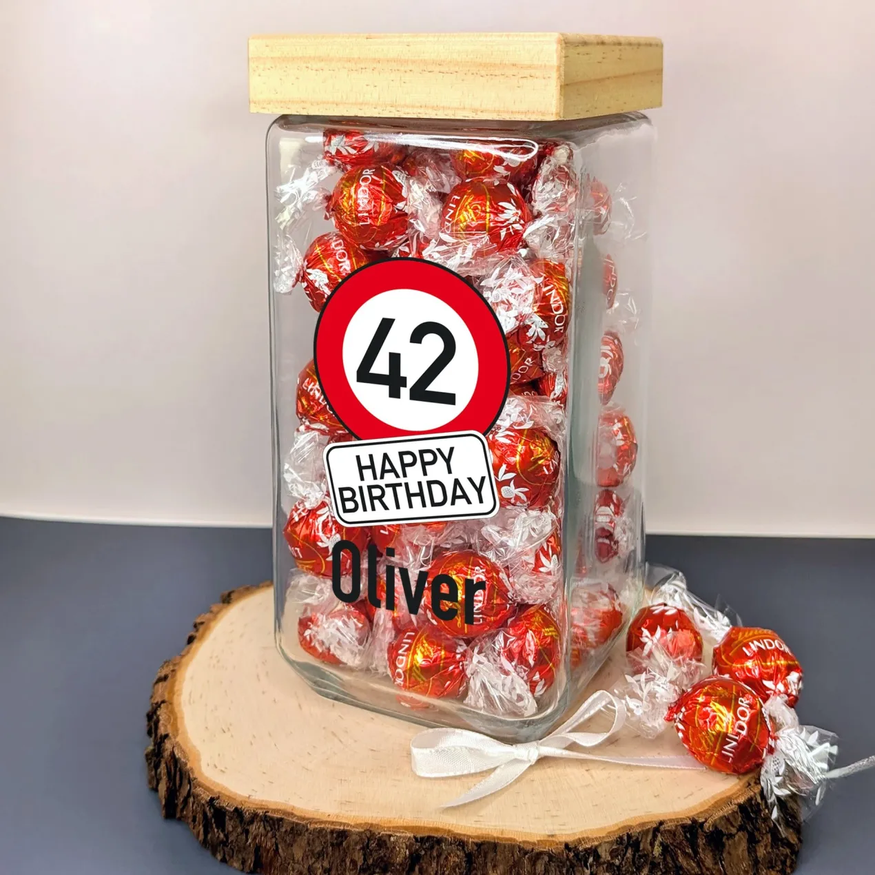 Personalisiertes Vorratsglas zum Geburtstag mit Verkehrszeichenoptik | Keksdose mit Bambusdeckel
