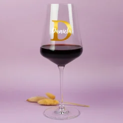 Personalisiertes Weinglas mit goldener Initiale & Name von Leonardo | Geschenkidee zum Geburtstag