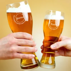 Personalisiertes Weizenbierglas mit Wunschname - König unter den Gastgebern in zwei Größen