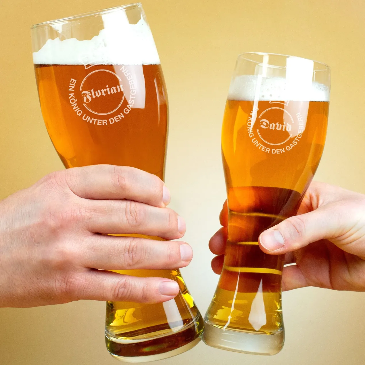 Personalisiertes Weizenbierglas mit Wunschname - König unter den Gastgebern in zwei Größen