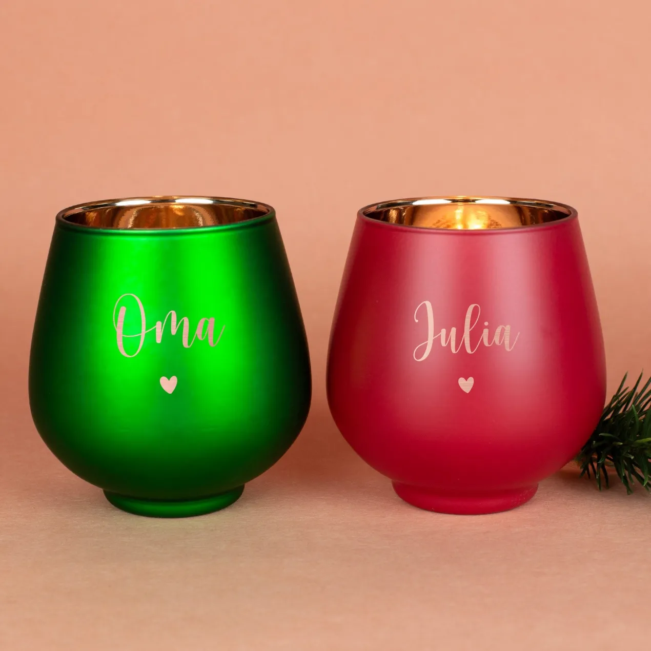 Personalisiertes Windlicht zu Weihnachten graviert mit Name & Herzmotiv in Rot oder Grün
