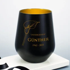 Personalisiertes Windlicht als Trauerkerze mit Gravur und Calla-Motiv | Weiß & Schwarz