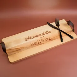 Personalisiertes XL Servierbrett 'Schlemmerplatte' aus Buchenholz mit Ledergriffen - graviert mit Name