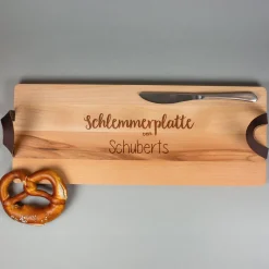 Personalisiertes XL Servierbrett 'Schlemmerplatte' aus Buchenholz mit Ledergriffen - graviert mit Name