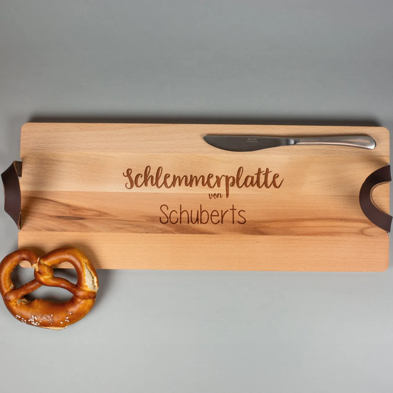Personalisiertes XL Servierbrett 'Schlemmerplatte' aus Buchenholz mit Ledergriffen - graviert mit Name