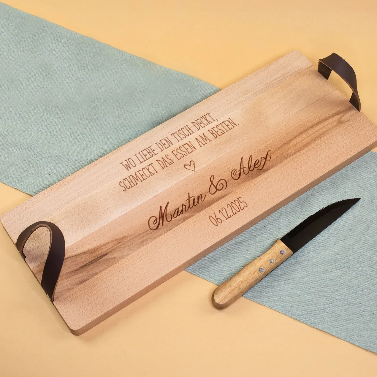 Personalisiertes XL Servierbrett 'Liebe' aus Buchenholz mit Ledergriffen - graviert mit Wunschtext