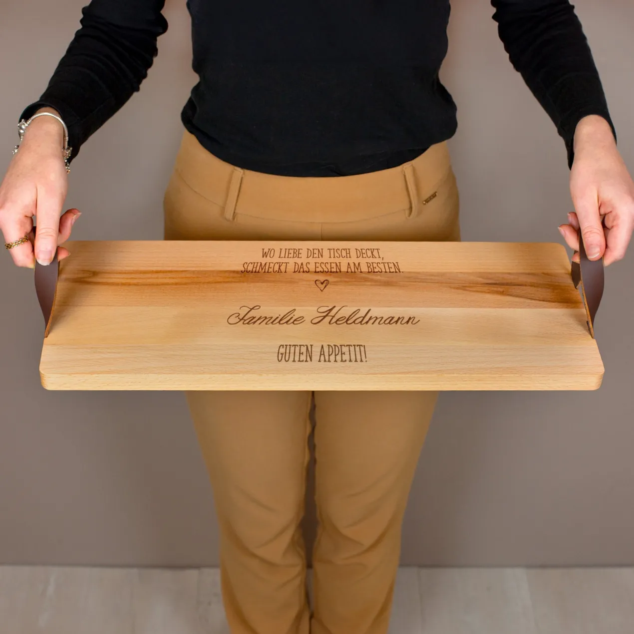 Personalisiertes XL Servierbrett 'Liebe' aus Buchenholz mit Ledergriffen - graviert mit Wunschtext